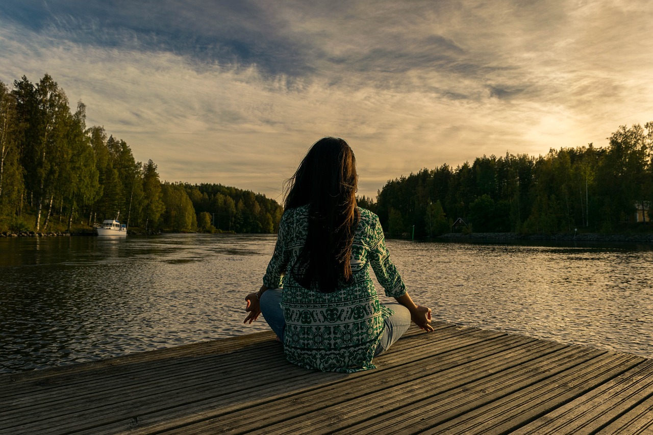 femme médite en isolation